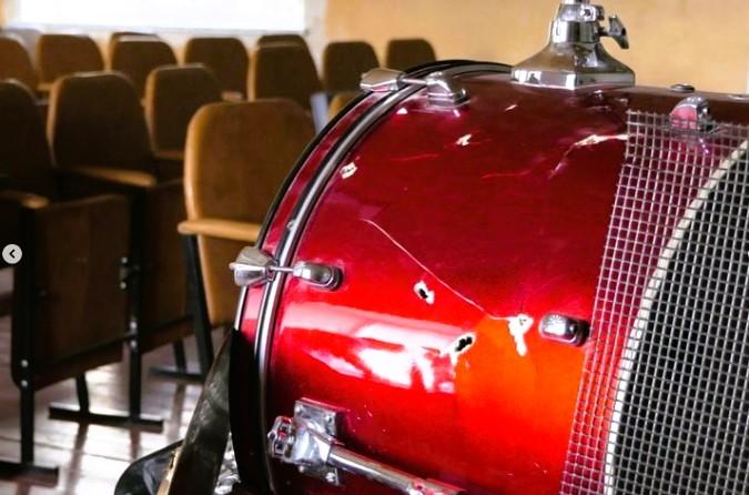 «Росіяни все понищили, постріляли» — на Київщині збирають музичні інструменти для клубів, які постраждали від окупації