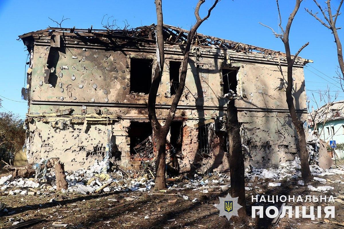 Унаслідок ракетної атаки окупантів на Курахове поранені 15 цивільних та поліцейський