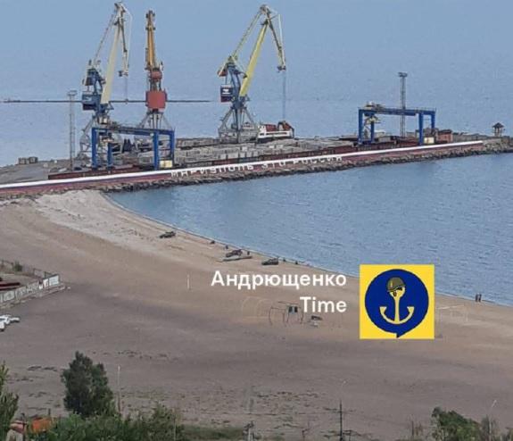 Російське судно доправило бетонні укріплення в окупований Маріуполь