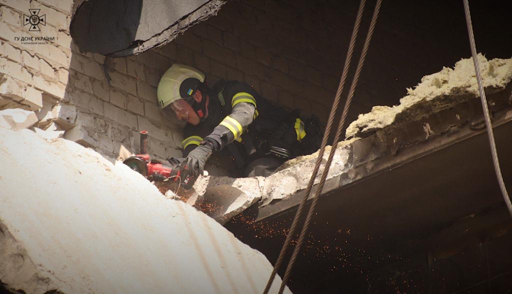 У Черкасах продовжують розбір завалів після обстрілу