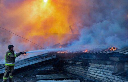 Окупанти обстріляли рятувальників у Херсоні, які ліквідували пожежі від попереднього удару (ФОТО)