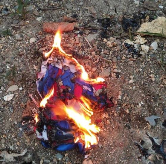 У Сімферополі активісти зривають з «виборчих дільниць» і спалюють російські прапори