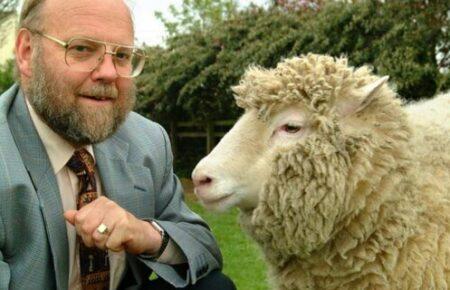 У Британії помер генетик, який клонував вівцю Доллі