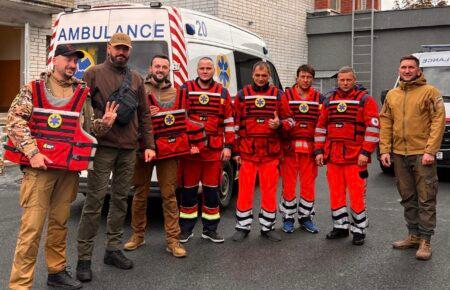 Майже 4 тисячі протиуламкових жилетів медикам прифронтових лікарень та екстренки Києва передав Львівський оборонний кластер