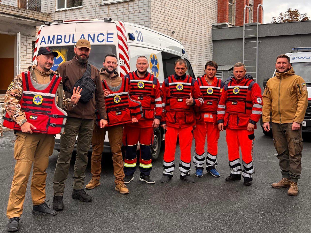 Майже 4 тисячі протиуламкових жилетів медикам прифронтових лікарень та екстренки Києва передав Львівський оборонний кластер