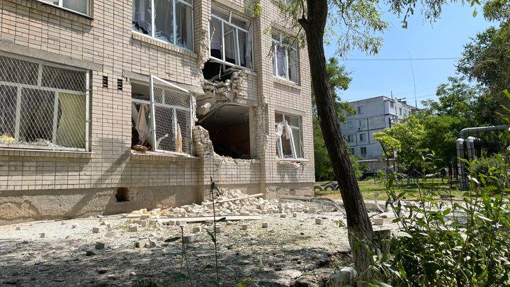 Російські окупанти обстріляли гуртожиток у Херсоні