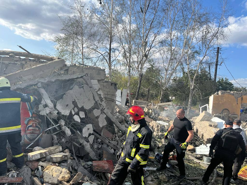 Це просто мішанина цегли і конструкцій, шансів вижити всередині дуже мало — кореспондентка про удар по Харківщині