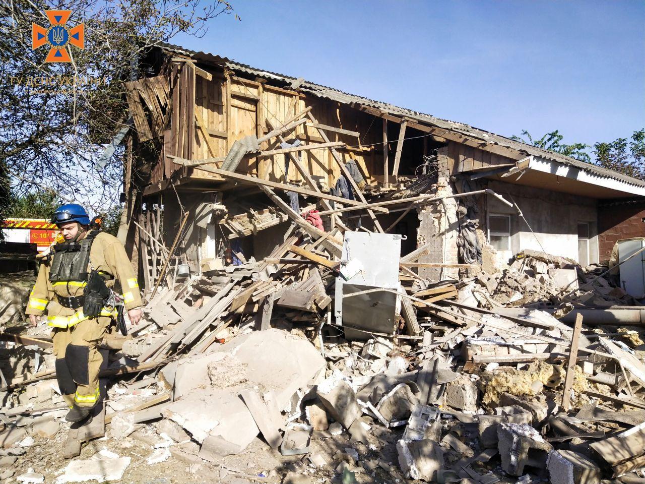Рятувальники показали наслідки російського удару по селу на Запоріжжі (ФОТО)
