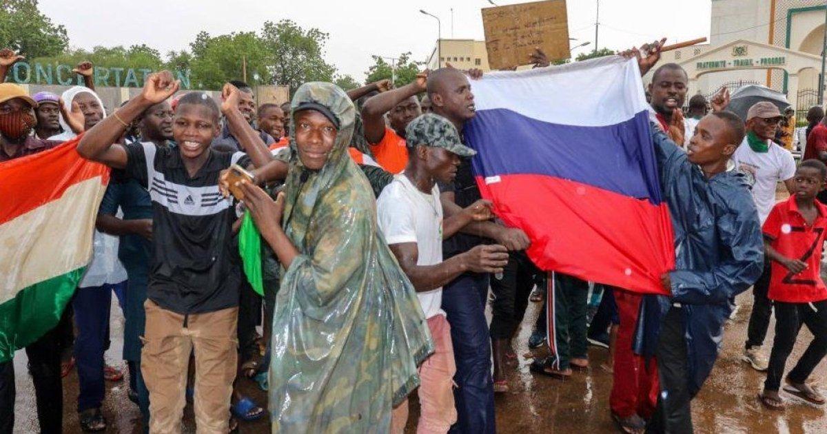 РФ масово завозить у центральну Африку свої прапори нібито як символ боротьби з колоніалізмом — NYT