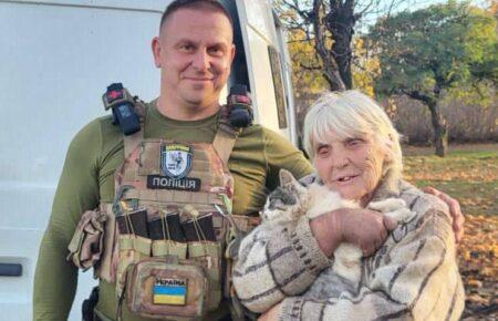 З Авдіївки евакуювали вчительку української мови, квартиру якої розбили окупанти (ФОТО)