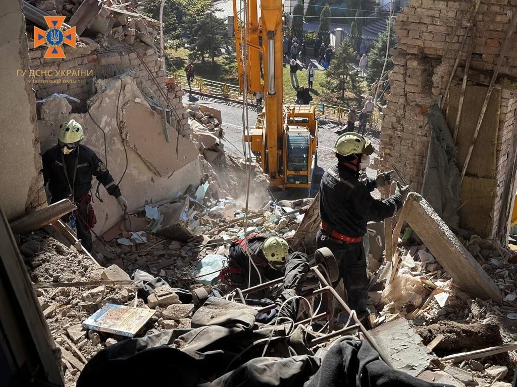 Запоріжці все ще оговтуються після ракетного удару по центру міста — Вакало