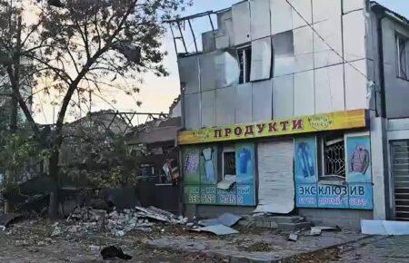 В ОВА показали наслідки вчорашнього обстрілу російською армією середмістя Херсона (ВІДЕО)