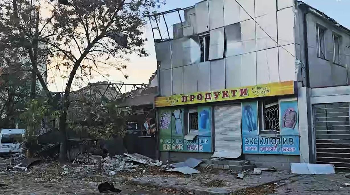 В ОВА показали наслідки вчорашнього обстрілу російською армією середмістя Херсона (ВІДЕО)
