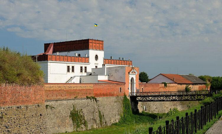 На Рівненщині сильний вітер пошкодив дах Дубенського замку (ФОТО)