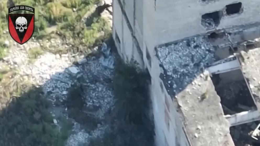 У Сухопутних військах показали, як за допомогою дронів знищили спостережний пункт росіян