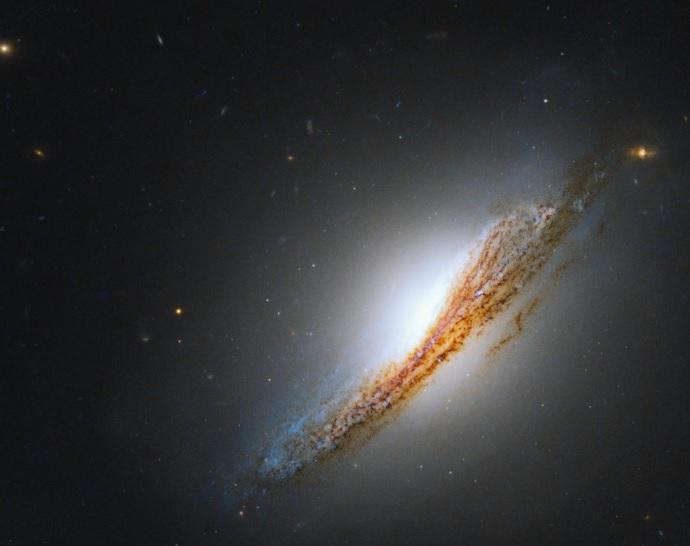 Телескоп «Хаббл» показав нове зображення лінзоподібної галактики