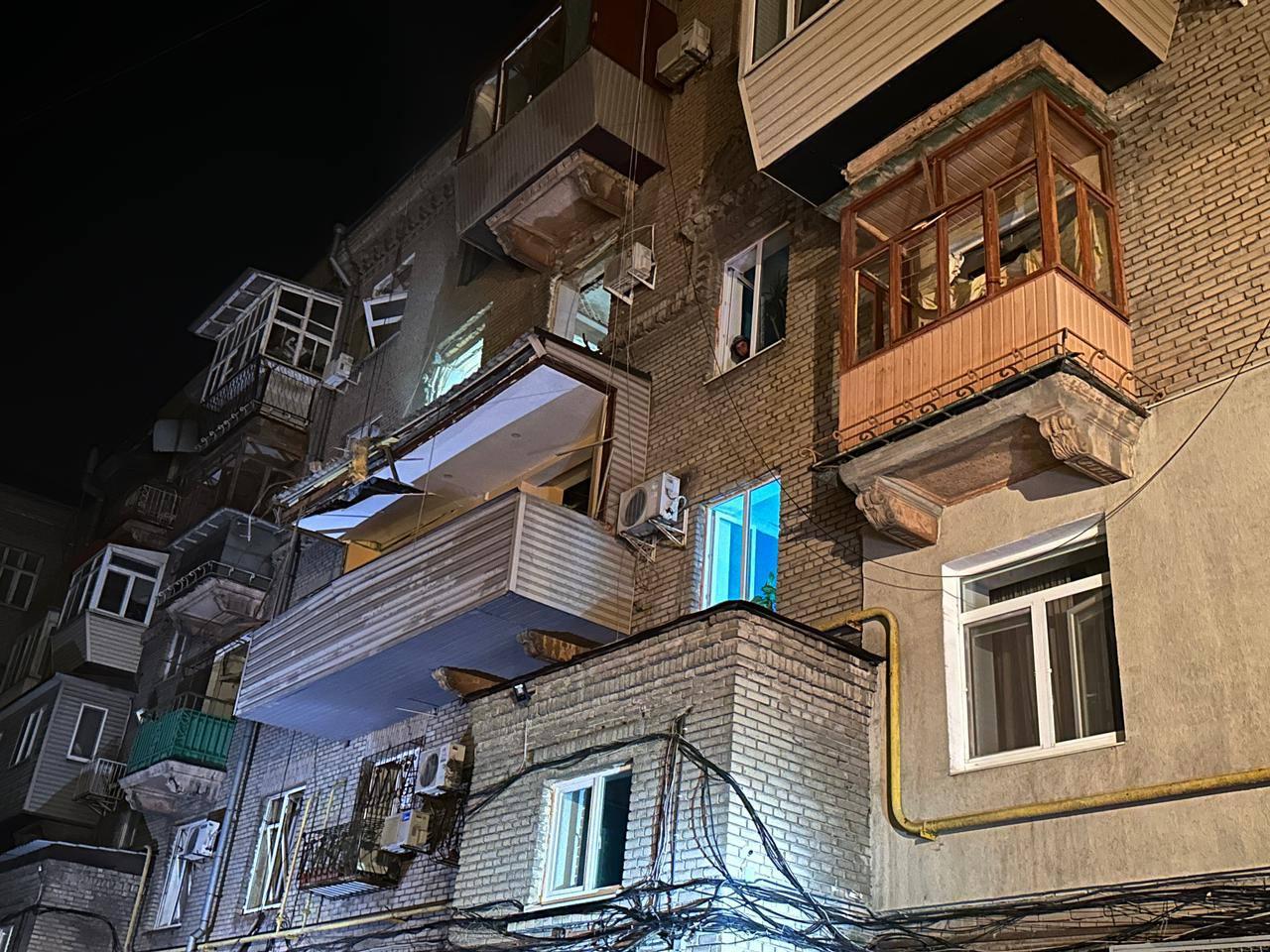 У Запоріжжі триває ліквідація наслідків ракетного удару по житловому будинку (ВІДЕО)