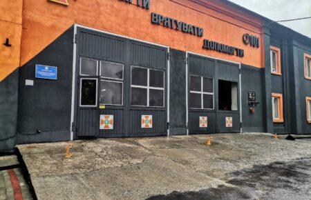 Внаслідок російської атаки на Хмельниччину пошкоджені дві пожежні частини і відділення поліції