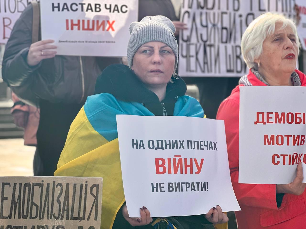 В Киеве женщины вышли на акцию поддержки закона о демобилизации (ФОТО)