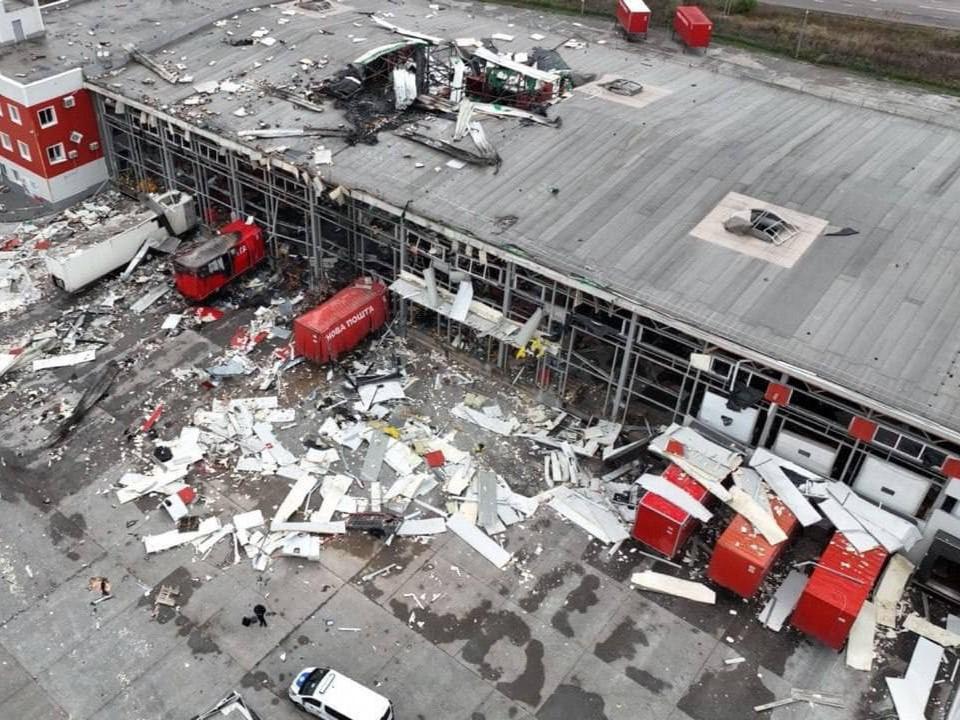 «Якщо можна вважати кросівки зброєю, то це зброя». Історія очевидця удару по «Новій пошті»