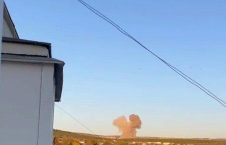 Ракета влучила по складах озброєння окупаційного флоту в Криму (ВІДЕО)