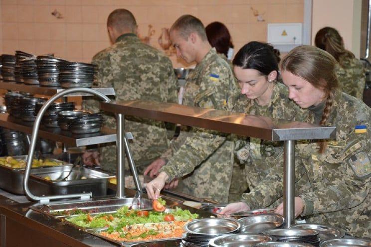 «Залежно від регіону, 106-115 грн на добу»: скільки витрачають на харчування одного військового?