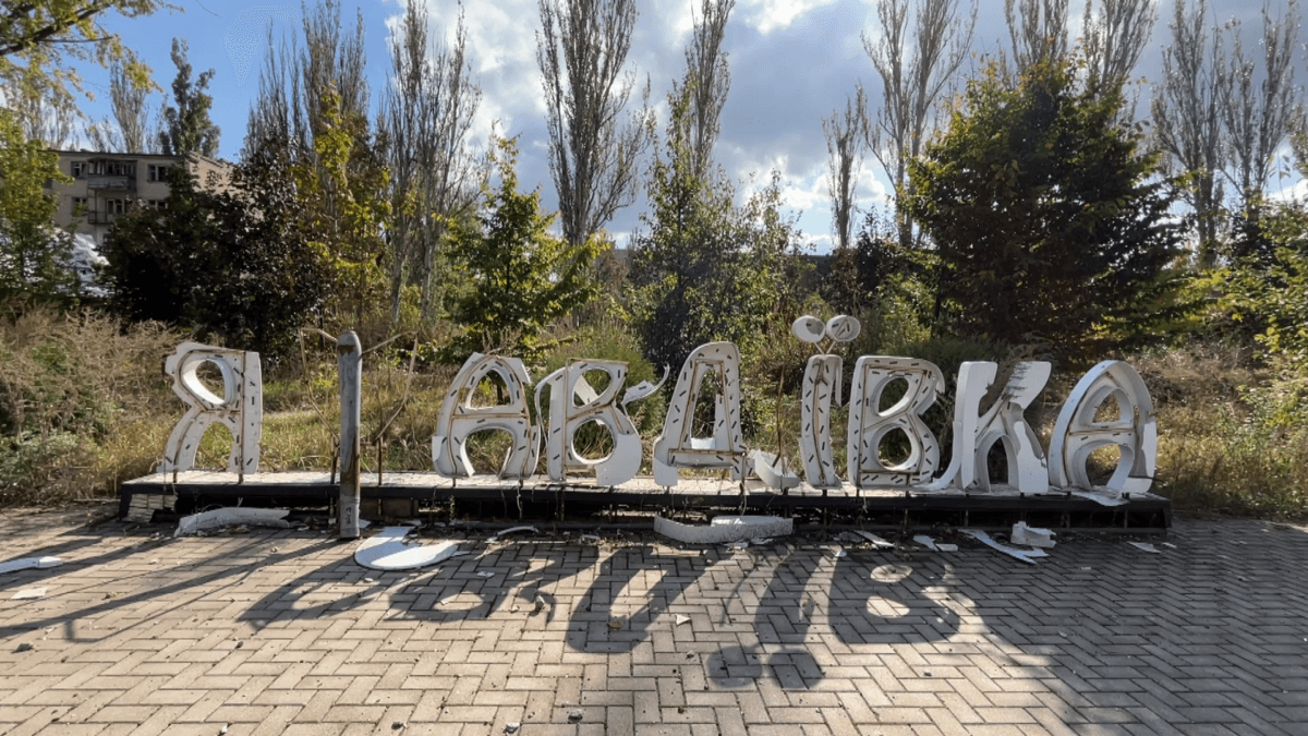 Жителі Авдіївки готують підвали до зими, у місті лишається близько 1600 людей (ФОТО)