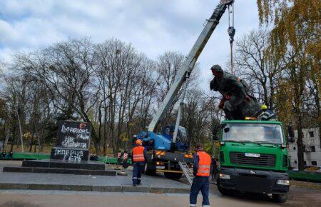 У Києві демонтували пам'ятник Пушкіну