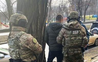 ДБР повідомило про підозру офіцеру, який подарував гранати помічнику Залужного