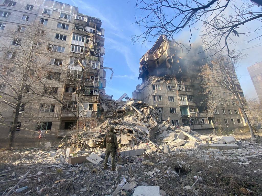 Через скидання росіянами авіабомб на будинки в Авдіївці під завалами залишаються люди — Барабаш
