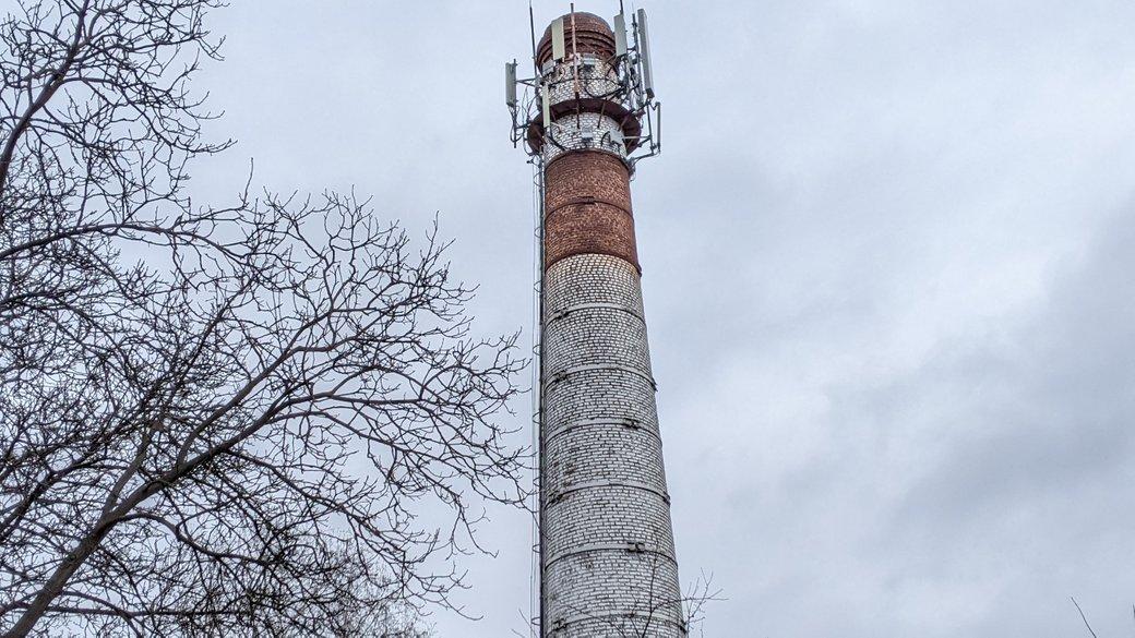 В Одессе из-за сильного ветра упала 100-метровая труба на одной из котельных