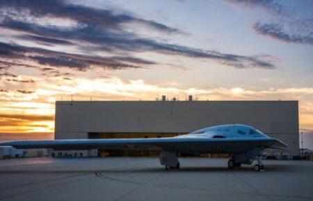 У США бомбардувальник-невидимка B-21 Raider здійснив перший політ