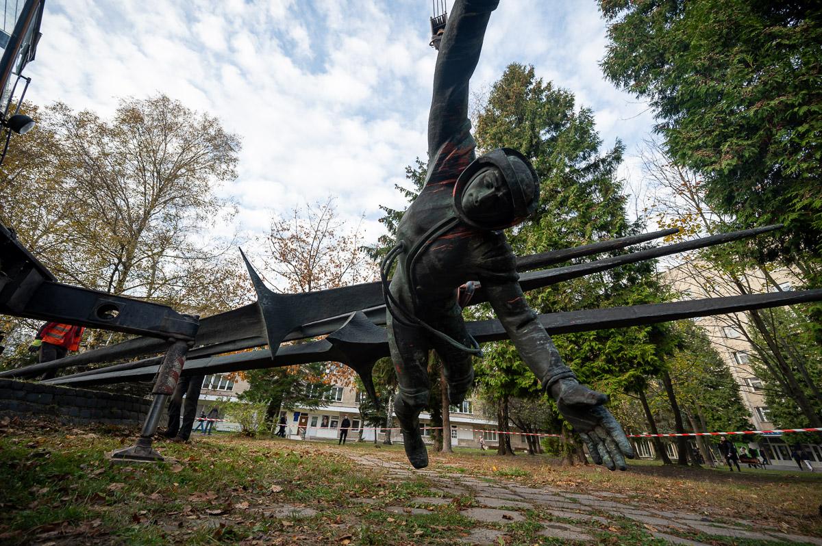 «Давно пора эту советчину сносить» — львовянин о демонтаже памятников времен СССР