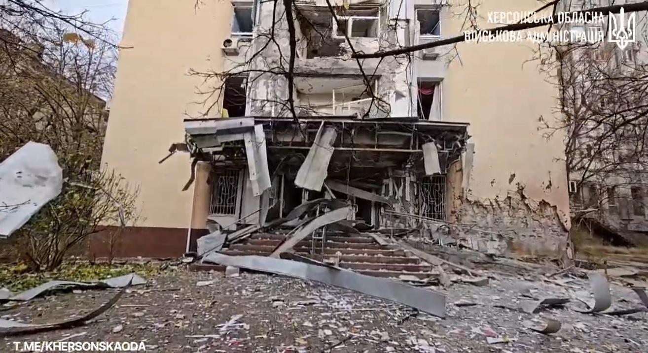 В результате утреннего обстрела Херсона разрушена детская библиотека