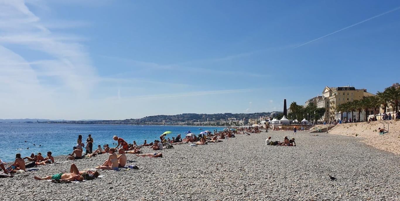 У французькій Ніцці заборонять курити сигарети на пляжах