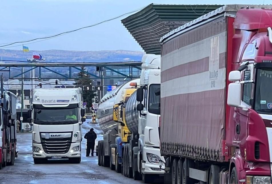 «Укрзалізниця» почала переправляти поїздами заблоковані поляками фури