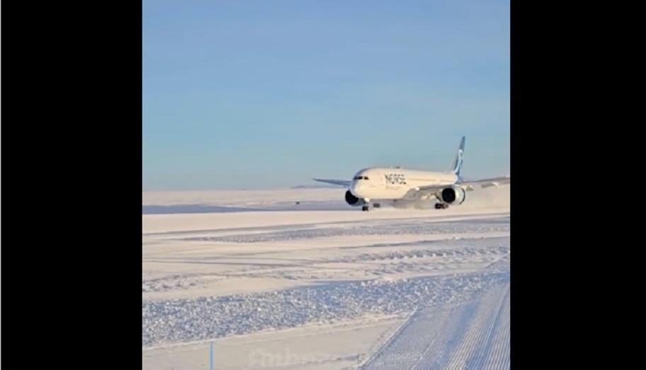 В Антарктиді вперше приземлився пасажирський Boeing 787 — це найбільший літак, що був на континенті