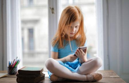 Скільки дитині можна проводити часу за гаджетами?