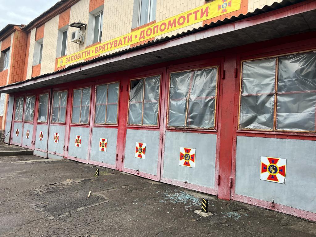 Через обстріли РФ пошкоджені підрозділи рятувальників у двох областях