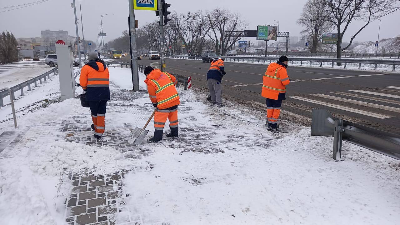 Снігопад у Києві: на дорогах працює понад 300 одиниць техніки