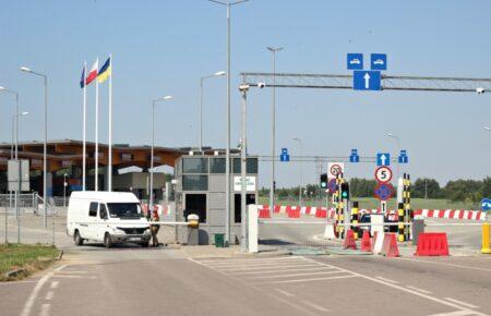 На кордоні України та Польщі в чергах стоять понад 4 тисячі автівок