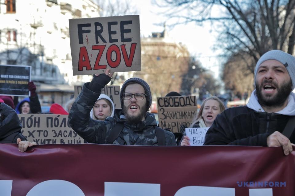 Родичі полонених захисників Маріуполя вийшли на акцію в Одесі (ФОТО)