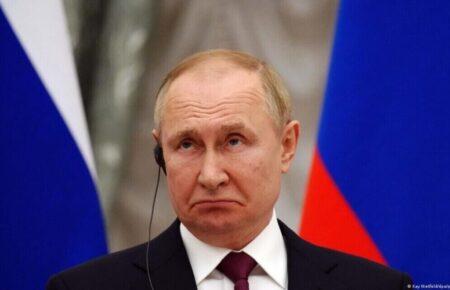 У Росії тих, хто має заборону на виїзд за кордон, зобов'язали здавати закордонні паспорти