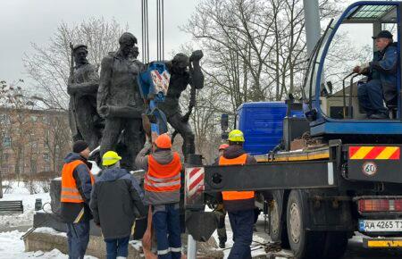 У Києві демонтували пам'ятник радянської доби «Таращанець» (ФОТО)