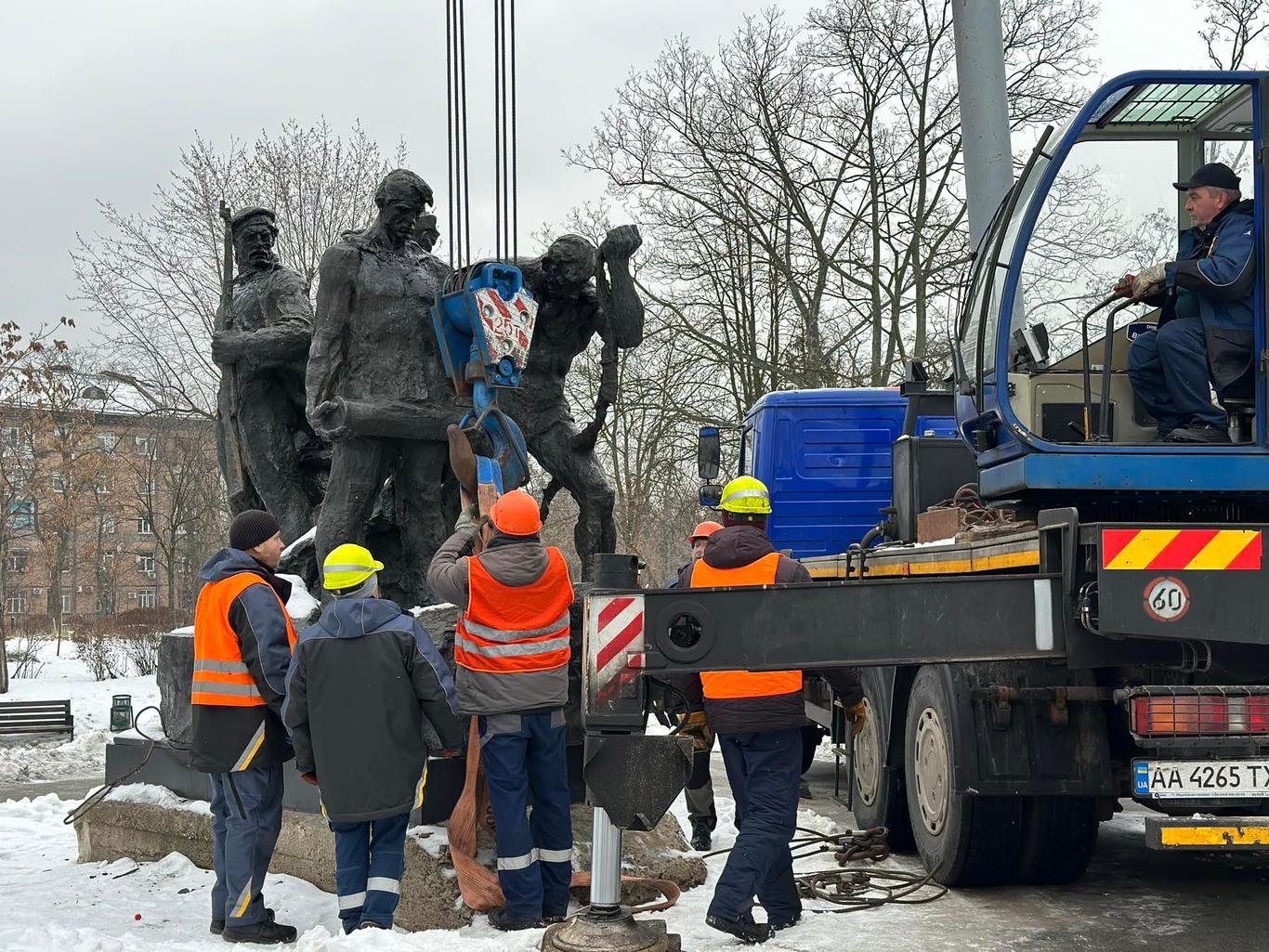 У Києві демонтували пам'ятник радянської доби «Таращанець» (ФОТО)