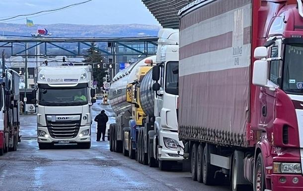 Польські аграрії розблокували проїзд вантажівок з пункту пропуску «Угринів»