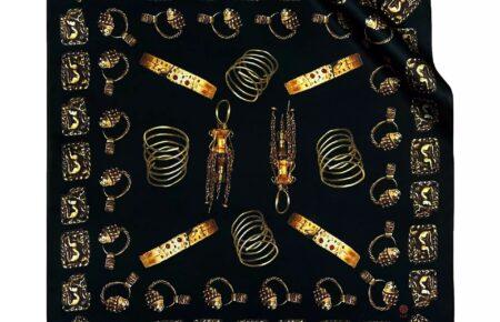 Викрадені росіянами з херсонського музею прикраси відтворили на шовкових хустках