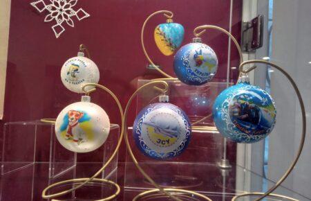 «У важкі часи ялинки прикрашали навіть стріляними гільзами»: у Музеї іграшок відкрилася експозиція «Різдво у родинному колі» (ФОТО)