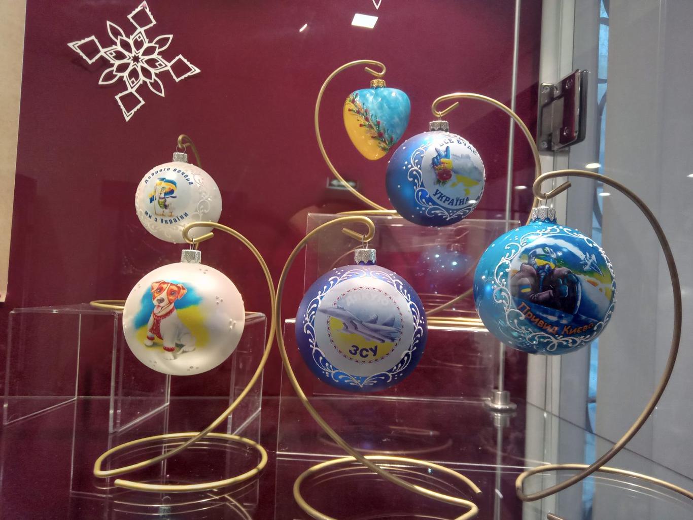 «У важкі часи ялинки прикрашали навіть стріляними гільзами»: у Музеї іграшок відкрилася експозиція «Різдво у родинному колі» (ФОТО)