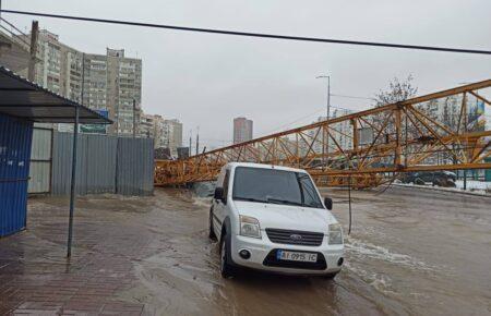 У Дарницькому районі Києва через падіння крана сталося підтоплення (ФОТО)